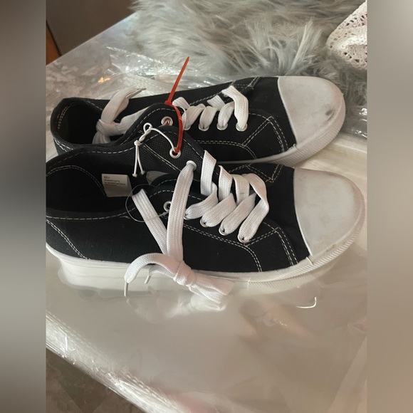 🪩 NWT Black and white sneakers size 8 - Picture 4 of 5